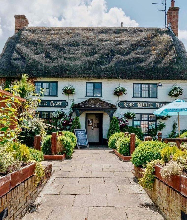 לינה וארוחת בוקר סווינדון The White Hart, Wroughton מראה חיצוני תמונה